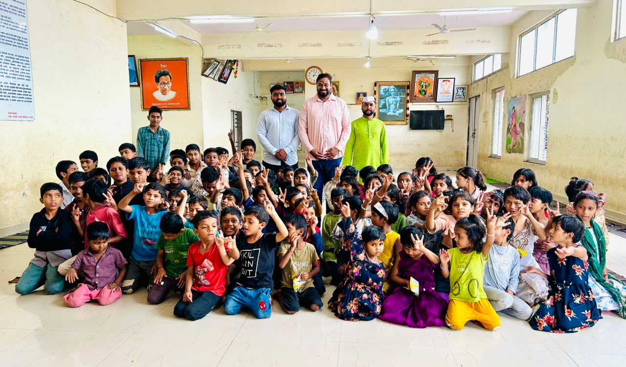 आषाढी एकादशीनिमित्त त्र्यंबकराज पॅरालिसिस सेंटरतर्फे शेतकरी आत्महत्याग्रस्त कुटुंबातील मुलांना फराळ वाटप